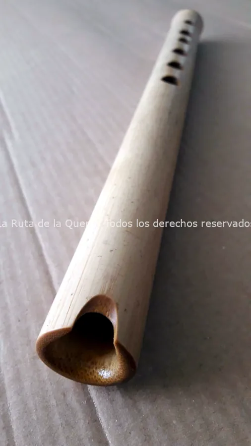 Detalle textura, diseño y características de una quena de bambú del luthier Domingo Uribe