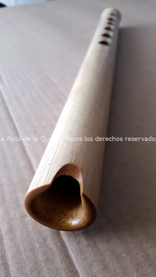 Detalle textura, diseño y características de una quena de bambú del luthier Domingo Uribe