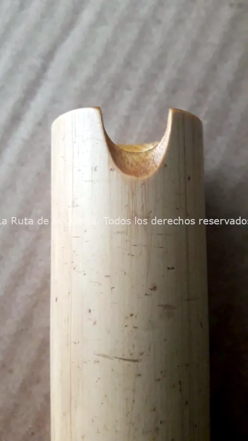 Detalle textura, diseño y características de una quena de bambú del luthier Domingo Uribe